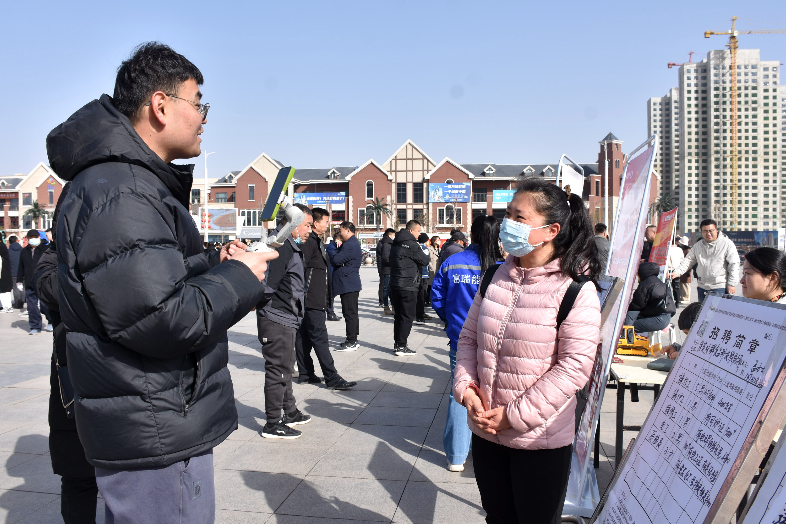 河北清苑：举行“春风行动”专场招聘会_fororder_工作人员现场进行直播带岗。 赵琪摄.JPG
