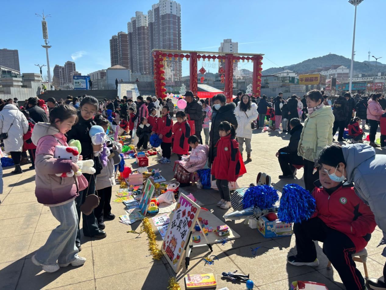 隆化县开展学雷锋红领巾爱心义卖活动_fororder_图片2