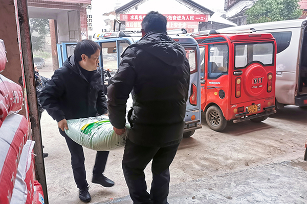 资阳安岳：春耕备耕“粮草丰盈” 供销助力“底气十足”_fororder_供销合作社的职工们正忙着将化肥装车。摄影-潘政吉