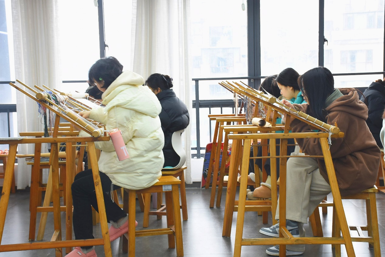 妇女节特别报道｜一针一线绣华年 00后绣娘炼成记_fororder_图片6