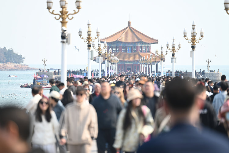 “山海之约·交换春天”网络大V采风走进百年中山路和青啤博物馆_fororder_图片3