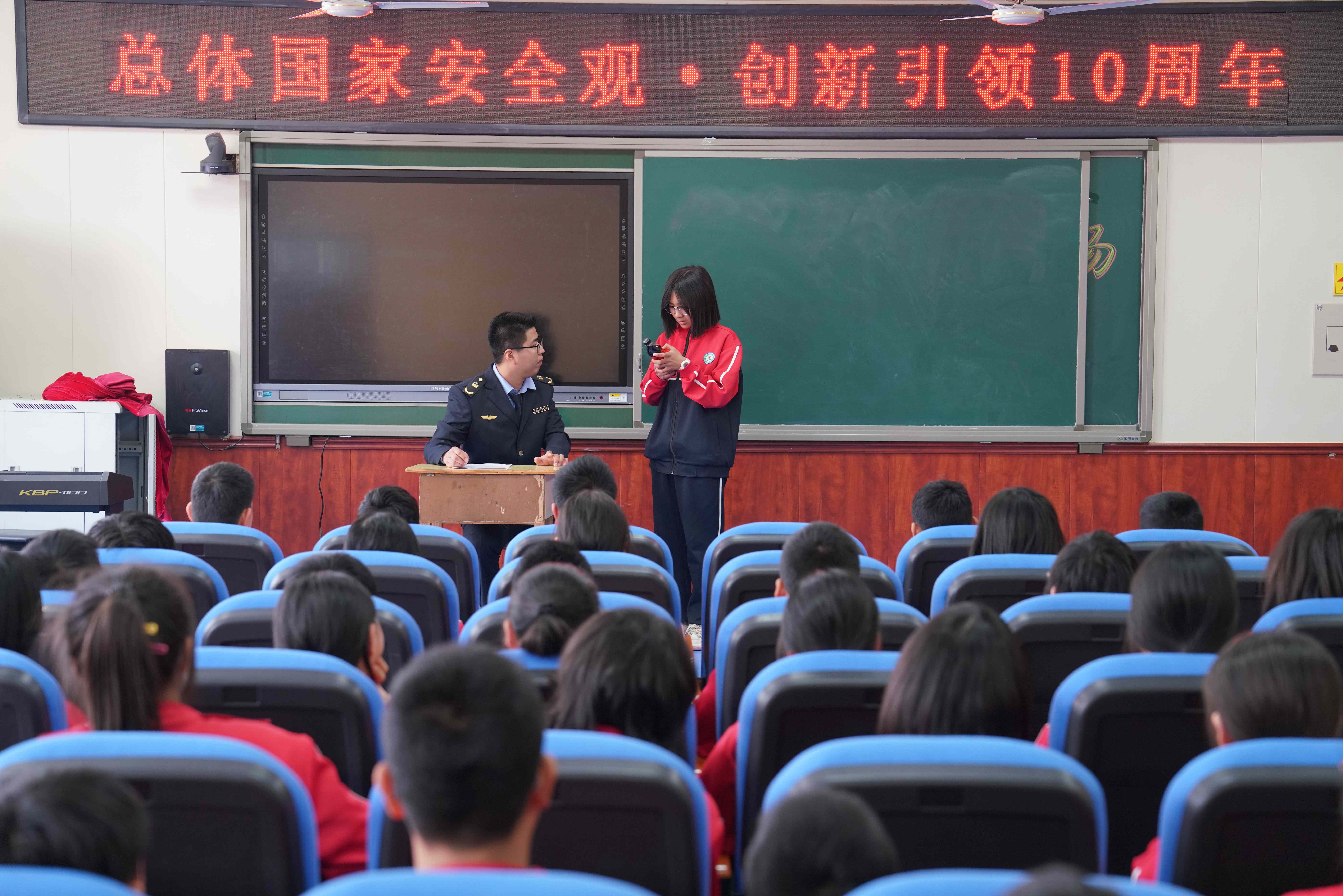 河北清苑：“国家安全”教育宣讲进校园_fororder_清苑区“国家安全”教育宣讲团成员为冉庄中学学生讲解日常生活中如何保障食品安全合法权益。摄影 王磊