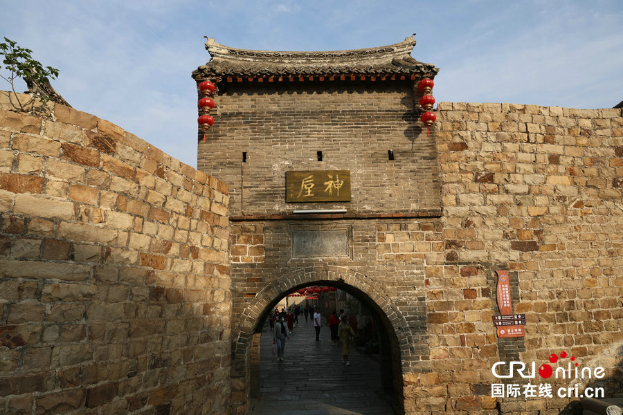 【行走都市圈·聚焦出彩中原】许昌禹州：一药一瓷讲好产业故事_fororder_神垕古镇老街入口.JPG