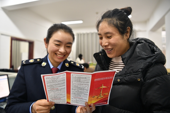 贵州织金：税务护航重点项目加快建设_fororder_威宁县局向纳税人发放新修订的行政复议法宣传资料并向纳税人宣讲新行政复议法。杨丹