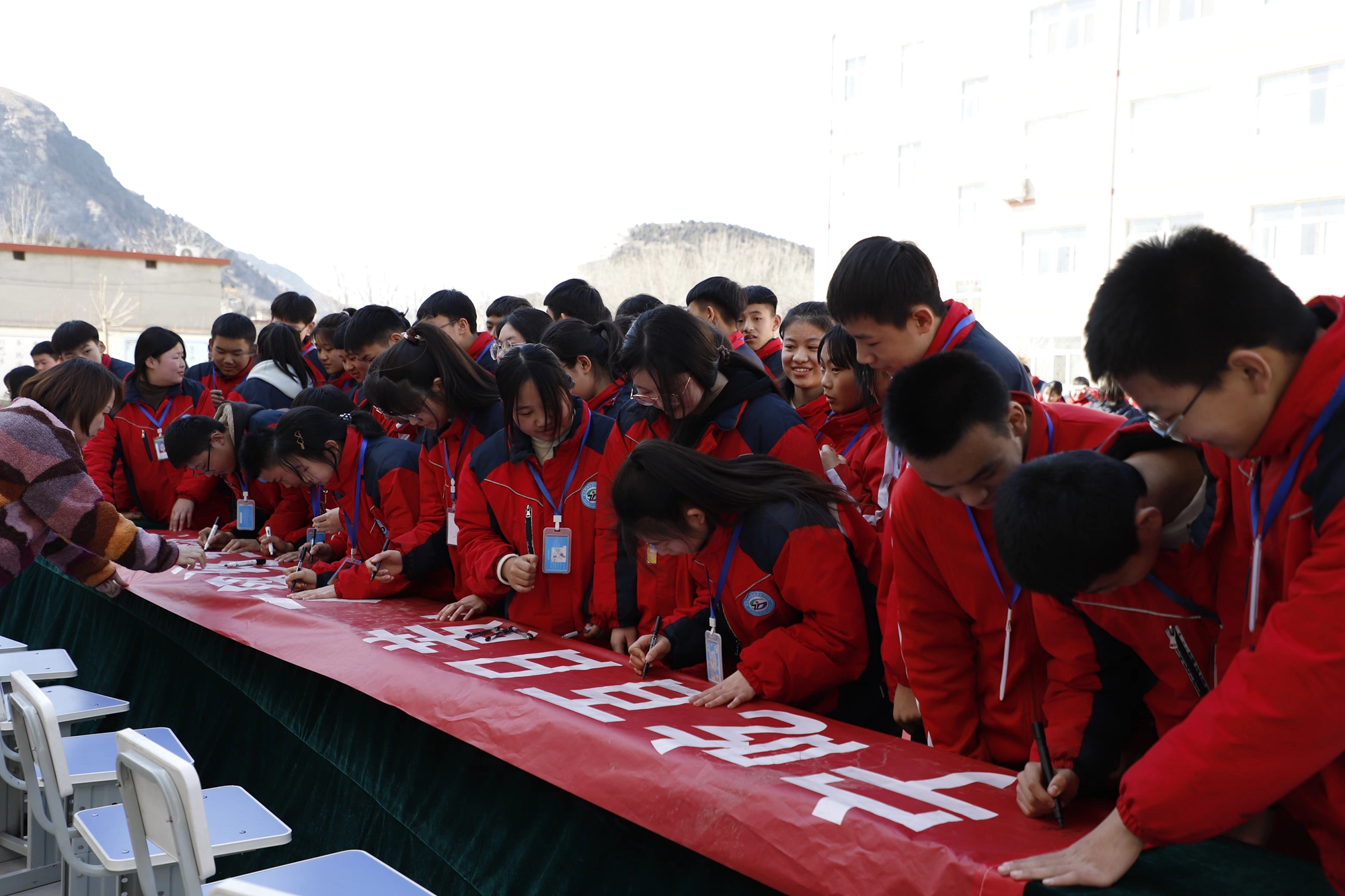 保定市满城区：奋斗百日壮宏志 决胜中考铸辉煌_fororder_九年级学生集体签名宣誓 摄影 李占元
