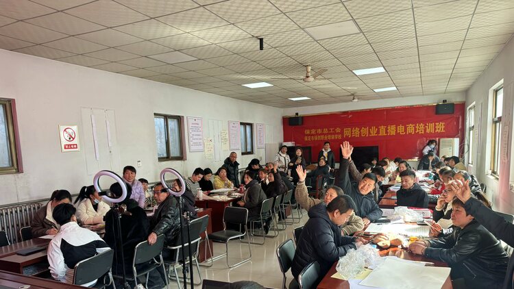 河北唐县：直播大赛强比拼 打造助农新业态_fororder_培训现场，学员们争先恐后，踊跃发言
