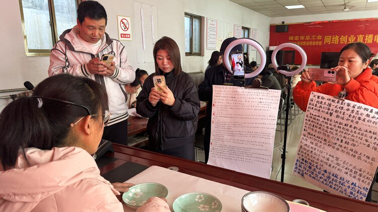河北唐县：直播大赛强比拼 打造助农新业态_fororder_学员团队正密切配合着进行直播