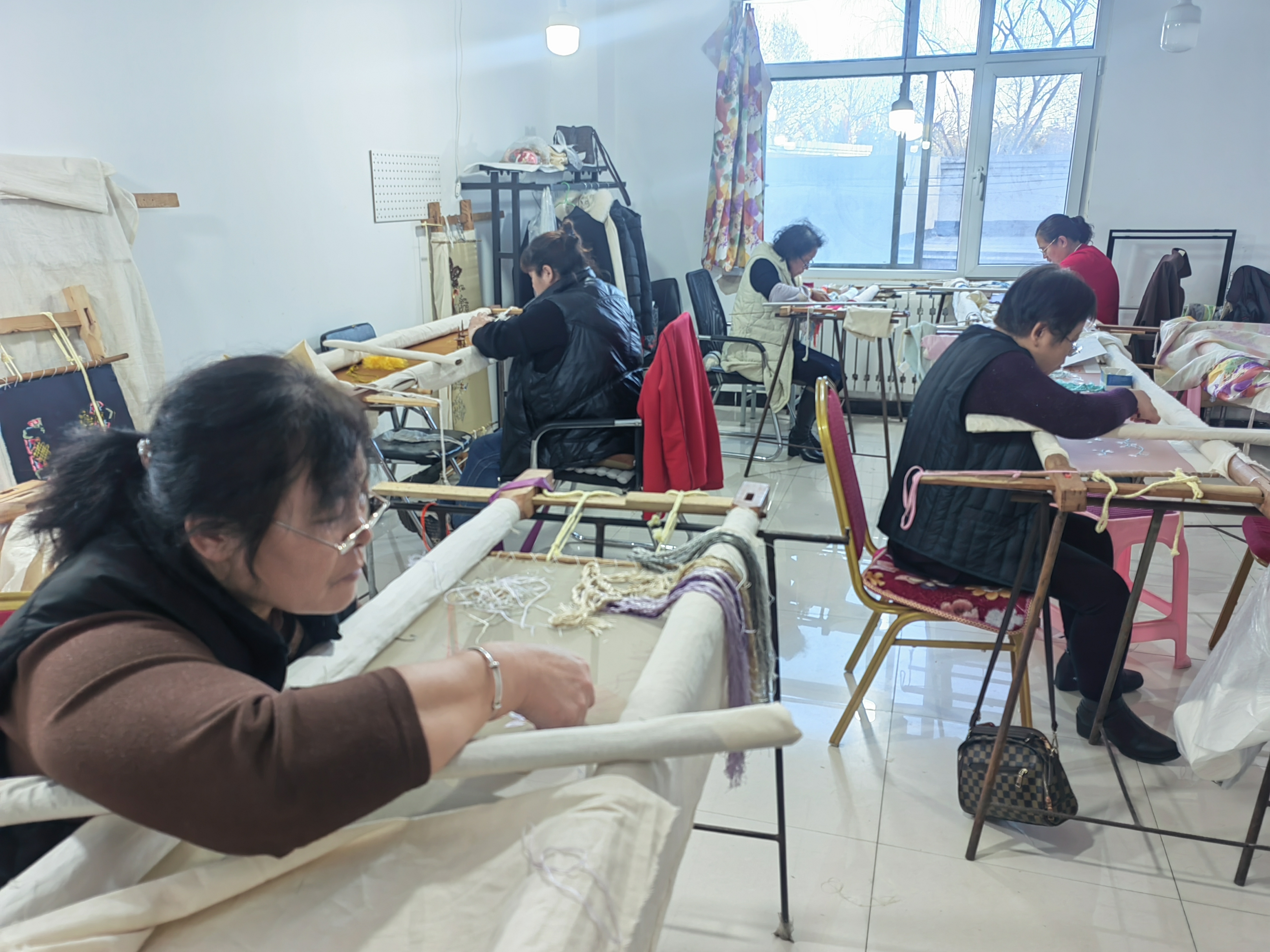 河北定兴：京绣“潮品”焕发消费新活力