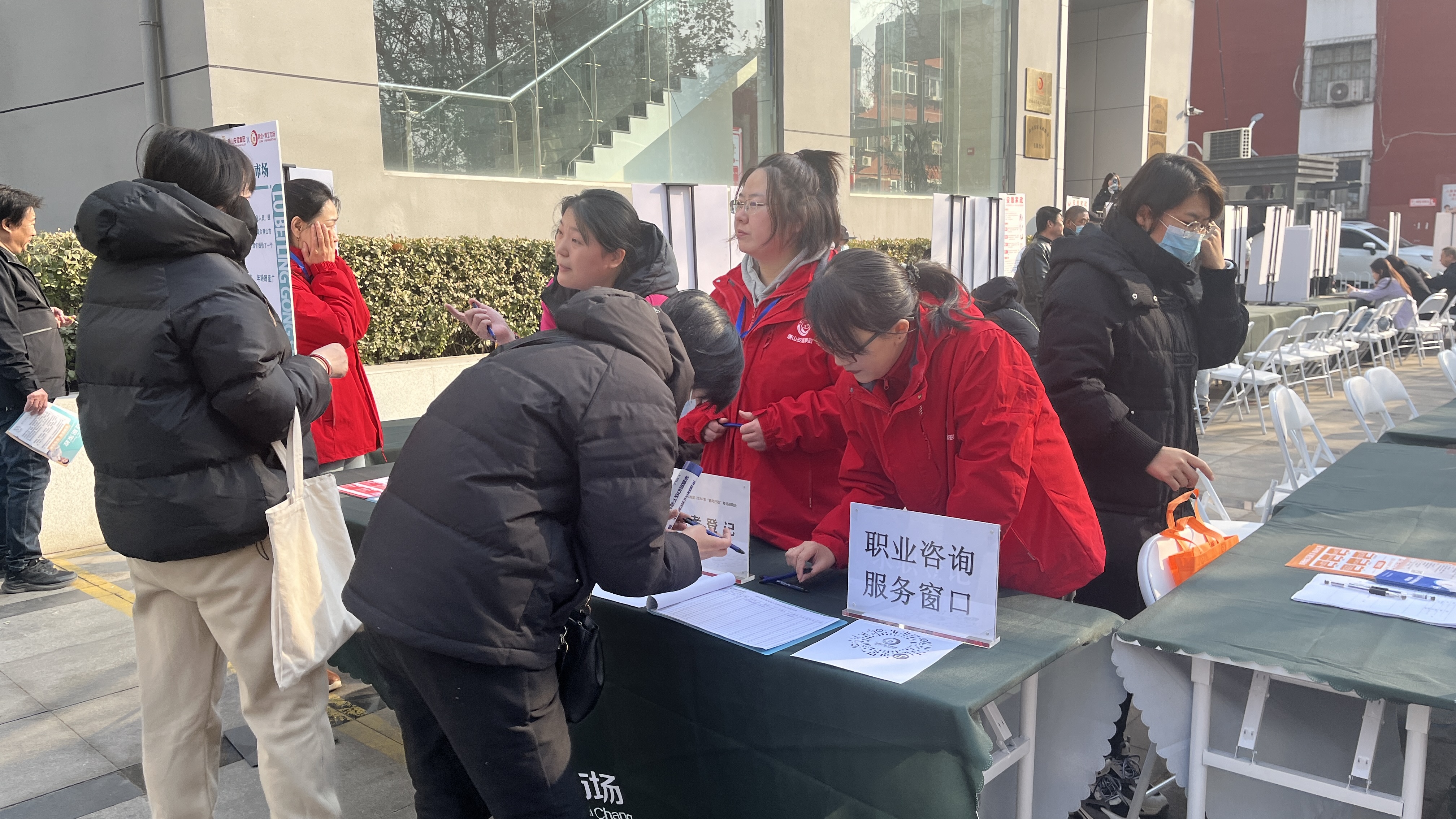 唐山路北：春风送岗促就业 精准服务助发展_fororder_图为招聘会现场。田曼 摄 (3)