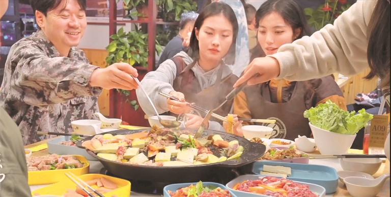 产业接地气 消费有人气 凉都烙锅热辣滚烫