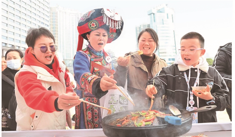 产业接地气 消费有人气 凉都烙锅热辣滚烫