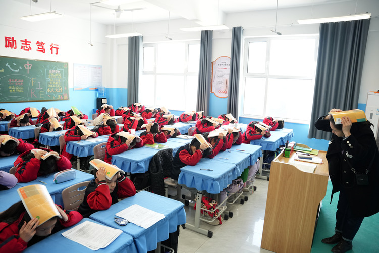 河北隆尧举行校园防震应急避险疏散演练_fororder_1.JPG