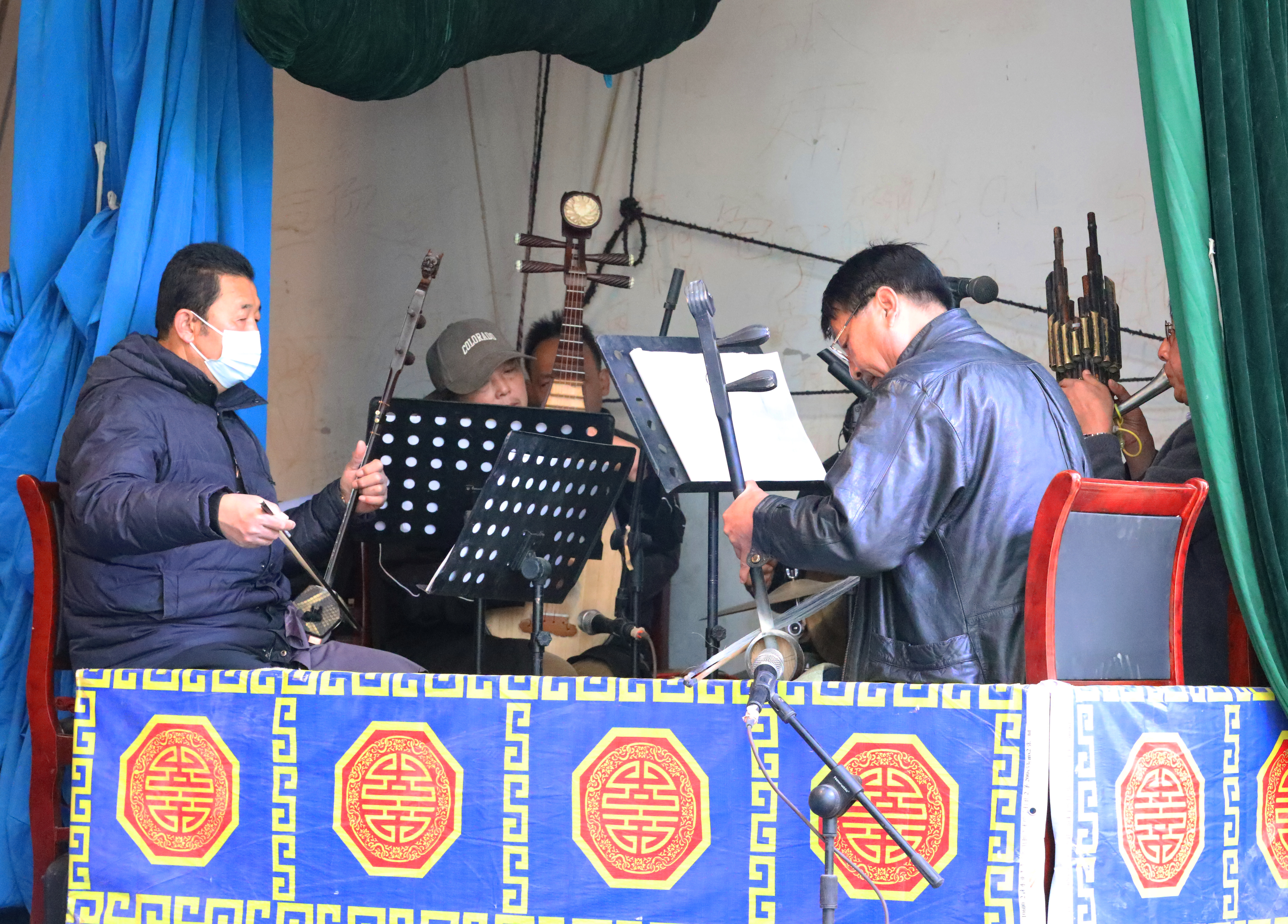 河北涞水：戏曲下乡润民心 文化惠民促振兴_fororder_图为琴师正在伴奏。（李金璐 摄）