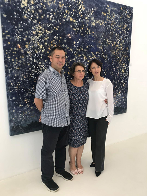 书画家陈志超：从文字之美到文化交流的桥梁——四川书画艺术的传承与未来_fororder_2018年，陈志超（左一）与法国画家玛格丽特（中）、首任波兰驻成都总领事卡夏（右一）在成都澄园书画艺术博物馆合影留念-受访者供图