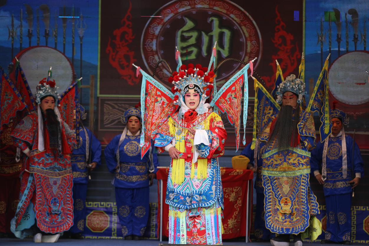 河北涞水：戏曲下乡润民心 文化惠民促振兴_fororder_图为戏曲演员正在表演《穆桂英挂帅》。（徐梓钰 摄）