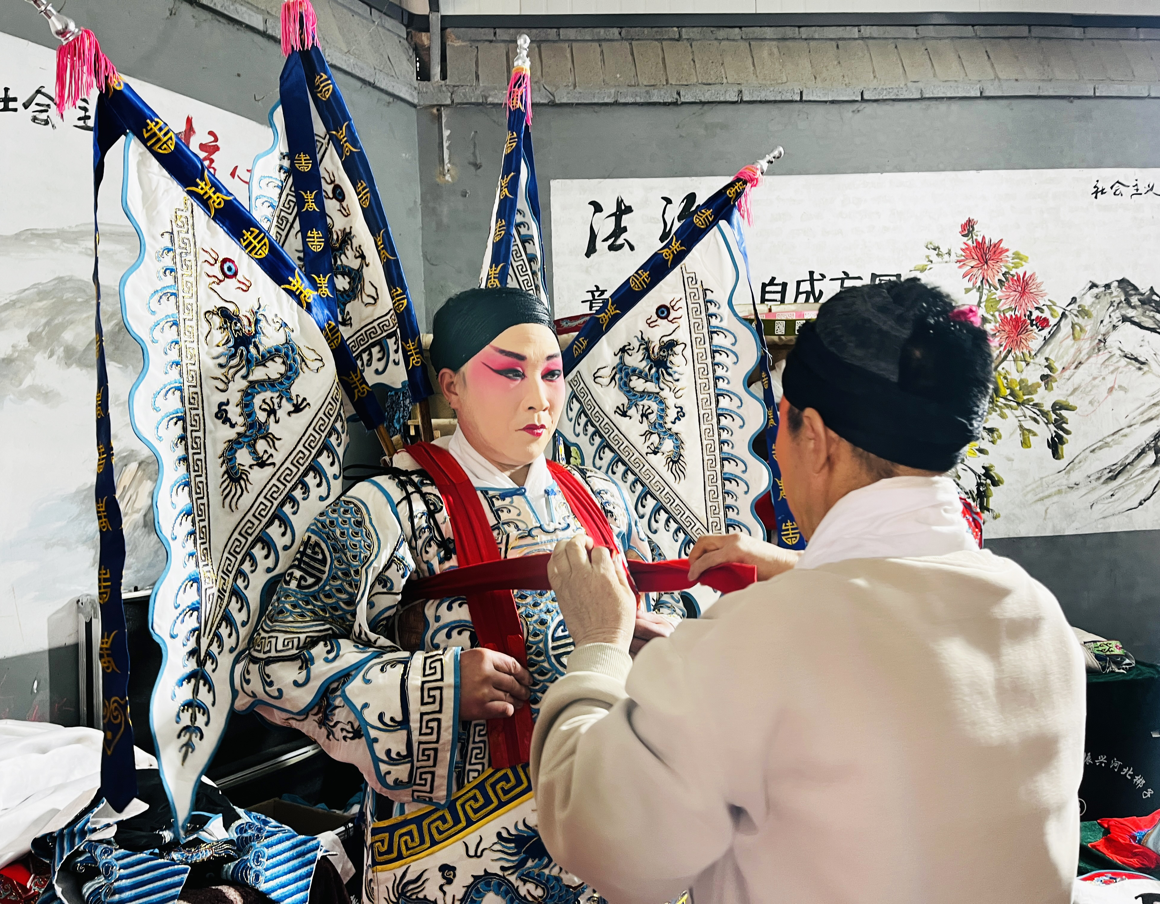 河北涞水：戏曲下乡润民心 文化惠民促振兴_fororder_图为戏曲演员正在整理装束。（李金璐 摄）