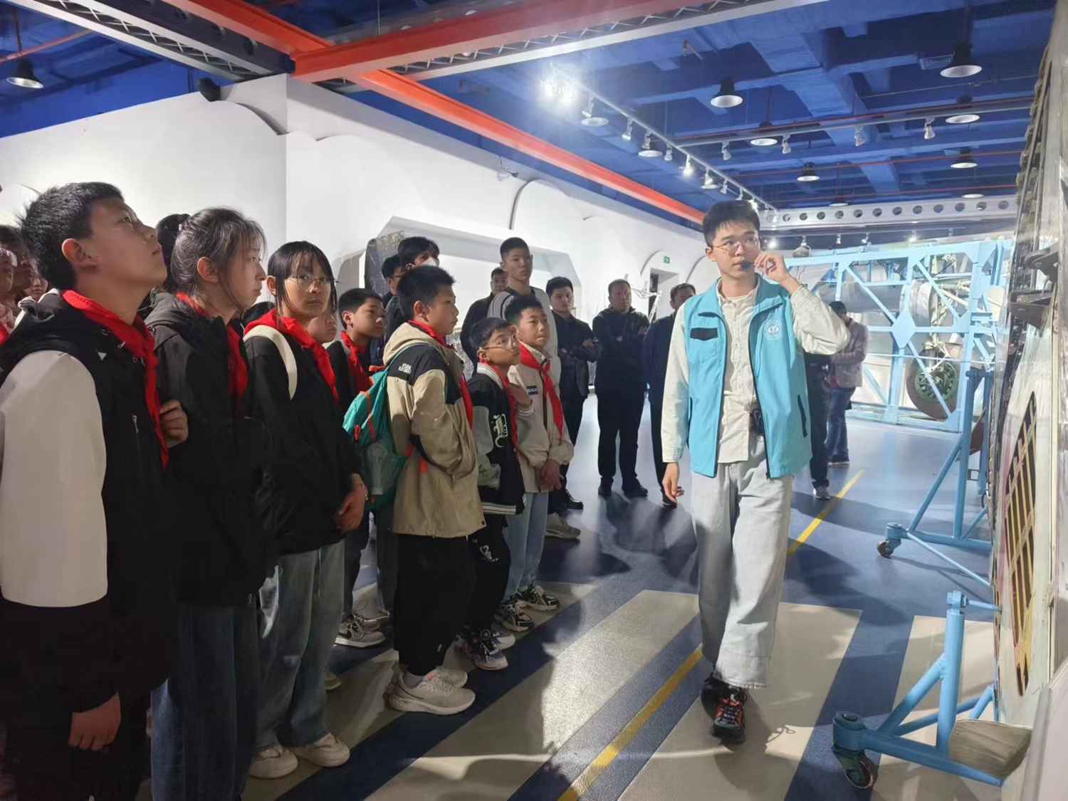 保定市满城区：开科学教育新途径 筑航空航天大梦想_fororder_研学现场认真聆听讲解 摄影 刘胜
