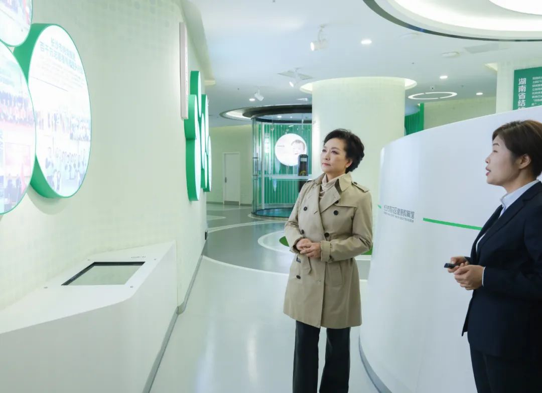 彭丽媛在湖南长沙调研基层结核病防治工作