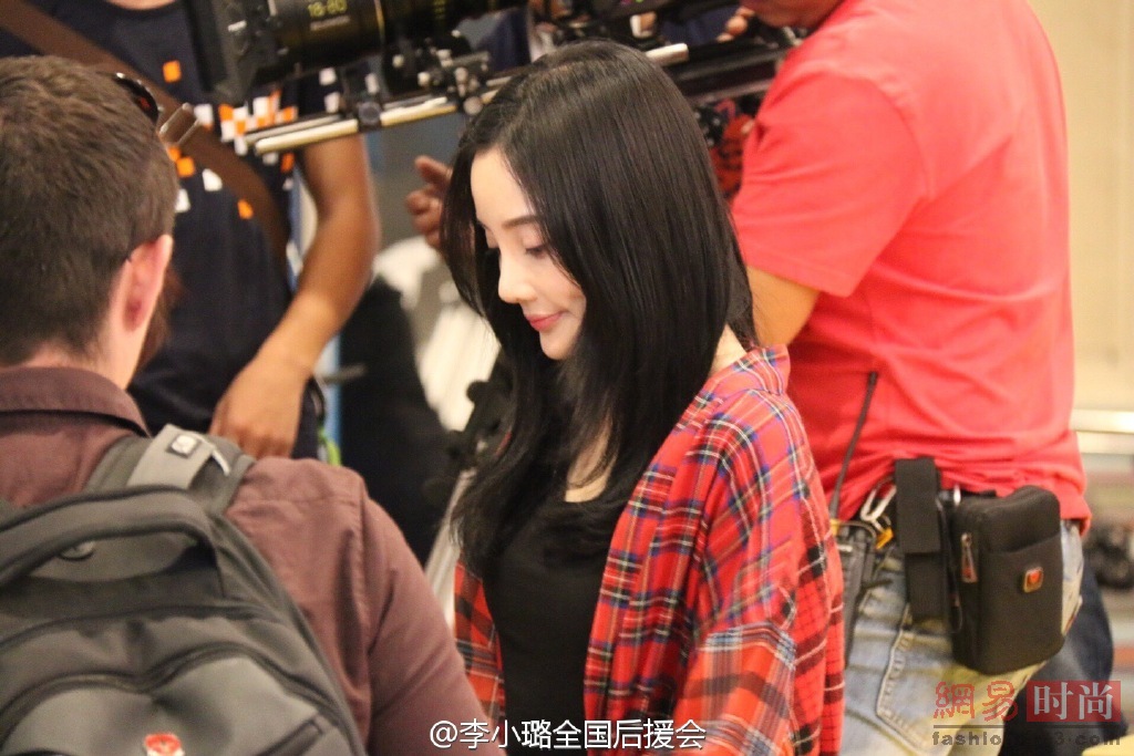 李小璐未PS照曝光 又白又瘦像高中生