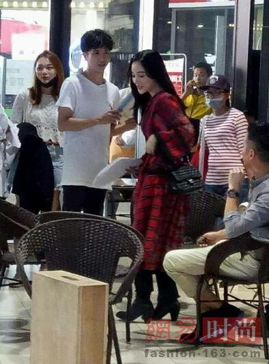 李小璐未PS照曝光 又白又瘦像高中生