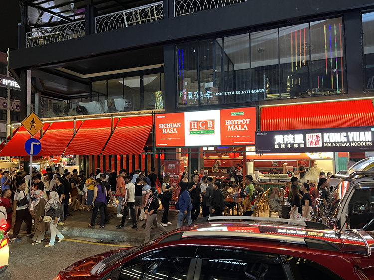 图片默认标题_fororder_在吉隆坡，食客排队吃成都美食 供图 青羊区融媒体中心