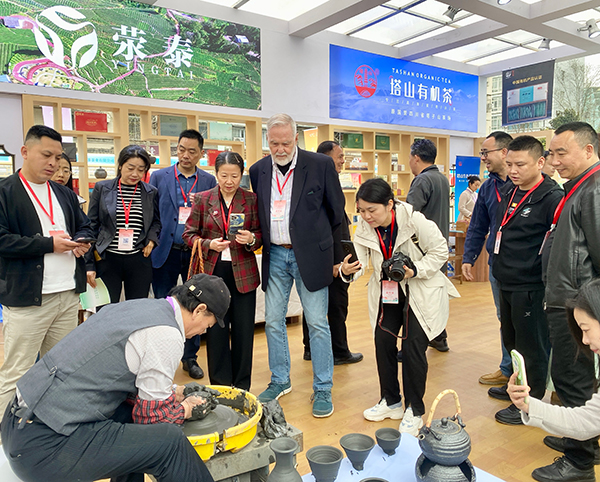 第二十届蒙顶山茶文化旅游节在四川雅安开幕_fororder_嘉宾们观看雅安荥经黑砂器制作-摄影-杨雯涵