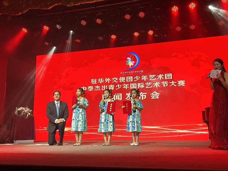 加拿大友人格雷格：我愿意继续留在中国