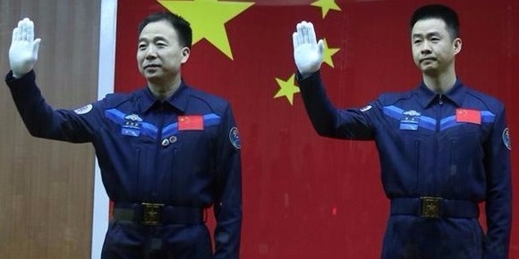 神舟十一号载人飞行任务航天员与记者见面