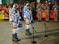 两位航天员出征