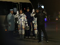航天员出征车队即将按编队向发射场出发