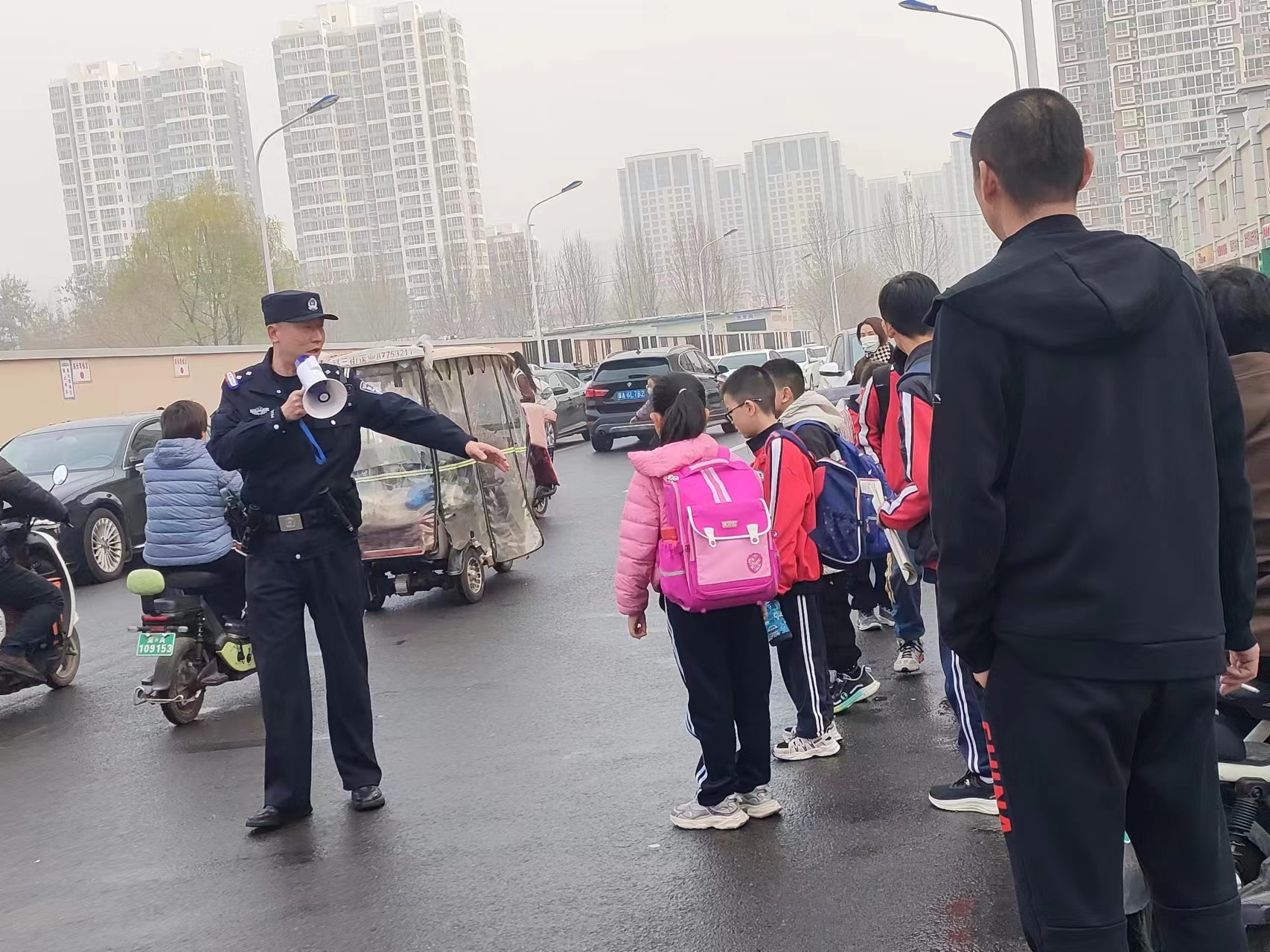 石家庄市新华区：风雨无阻“护学岗” 撑起师生“平安路”_fororder_图片 1