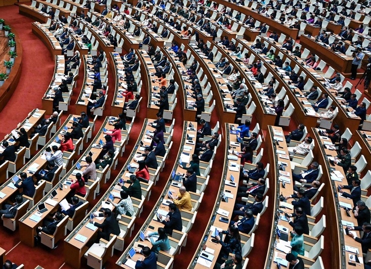 越南国会常务副主席陈青敏代替主持国会常务委员会工作