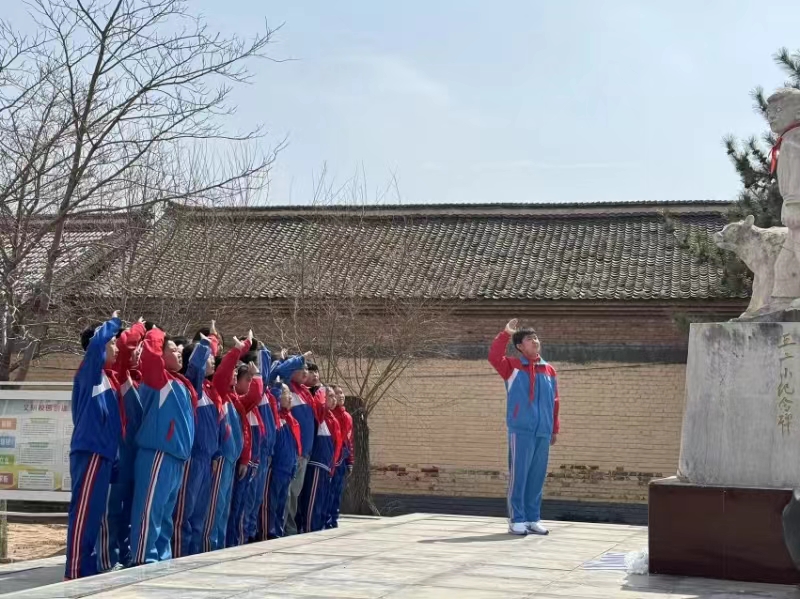 河北涞源各学校开展清明祭扫活动_fororder_1