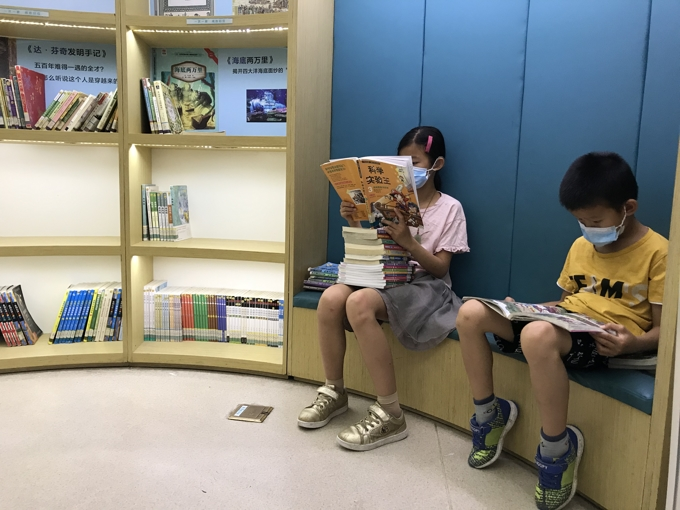 流畅英文对话国外网友！新时代好少年姐弟同心讲好中国故事