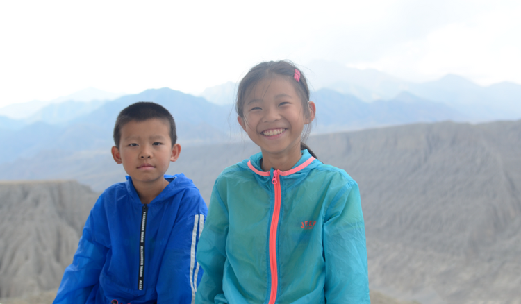 流畅英文对话国外网友！新时代好少年姐弟同心讲好中国故事