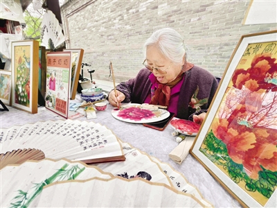 八旬“扇子奶奶”街头画扇面 作品受游客追捧_fororder_微信图片_20240407104251