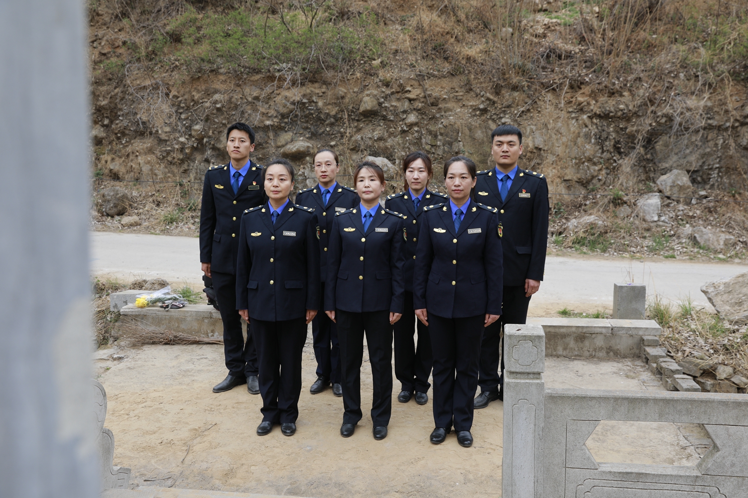 保定市满城区：城管清明祭英烈 深情颂读念英魂_fororder_城管队员集中诵读 摄影 康胜.JPG