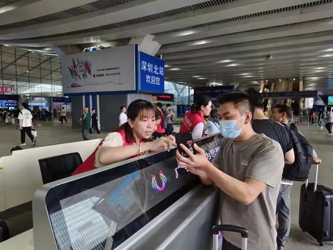 深圳北站先锋服务队：用暖心服务彰显龙华温度_fororder_深圳北2