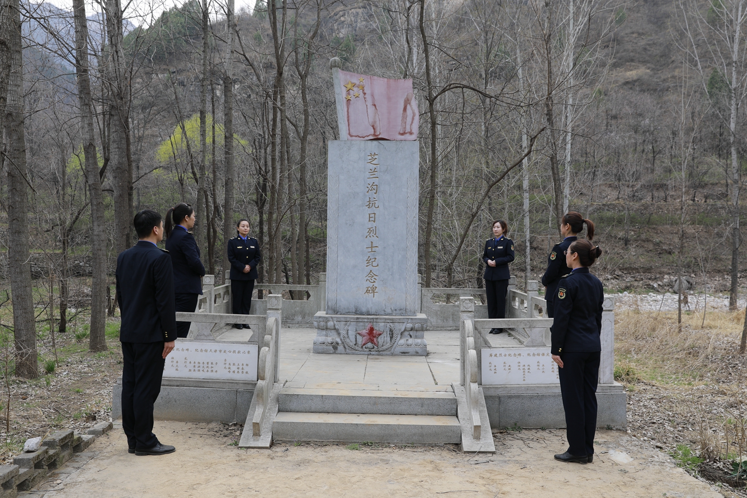 保定市满城区：城管清明祭英烈 深情颂读念英魂_fororder_城管队员们深情诵读《祭英烈》 摄影 康胜.JPG