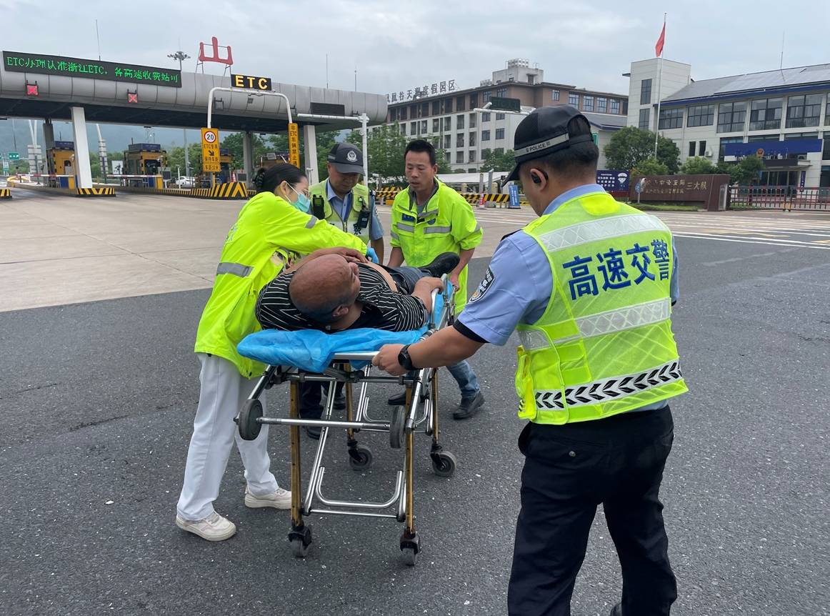 浙江金华：司机突发脑溢血倒在硬路肩，高速交警火速救援_fororder_微信截图_20240507113646