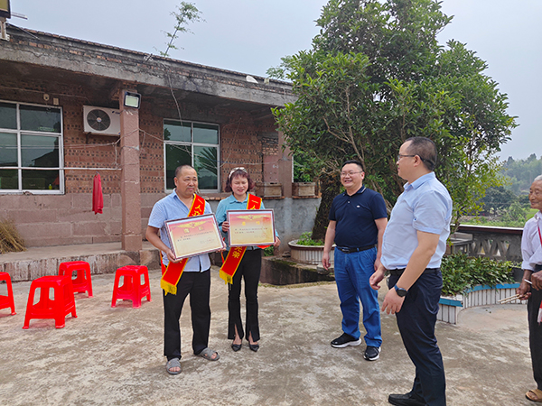 宜宾翠屏区白花镇：立功受奖送上门 正气力量暖人心_fororder_送喜报上门-供图-白花镇政府