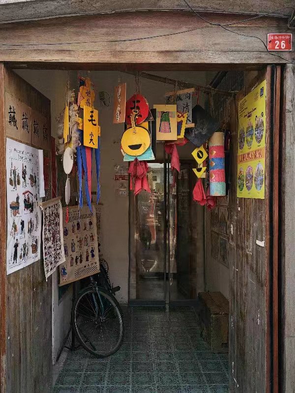 青春不打烊 | ​方寸之地有“乾坤” 外国游客为何钟爱这家艺术品小店