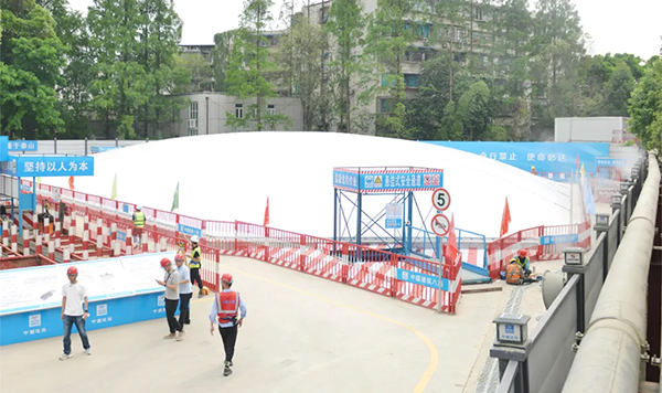 成都青羊：工地“罩”上基坑气膜 环保又降噪_fororder_基坑气膜“罩”住施工噪音-供图-成都市青羊区委宣传部