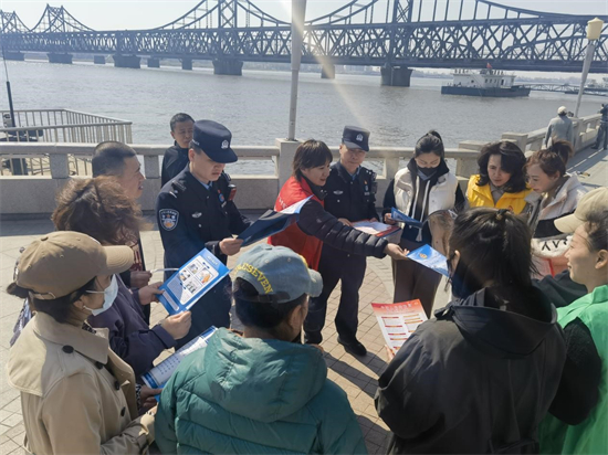 国家安全教育日前夕 丹东一经街边境派出所走近群众宣讲国家安全知识_fororder_安全日