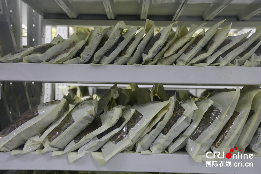 【行走都市圈·聚焦出彩中原】许昌禹州：一药一瓷讲好产业故事_fororder_中药材样品.JPG