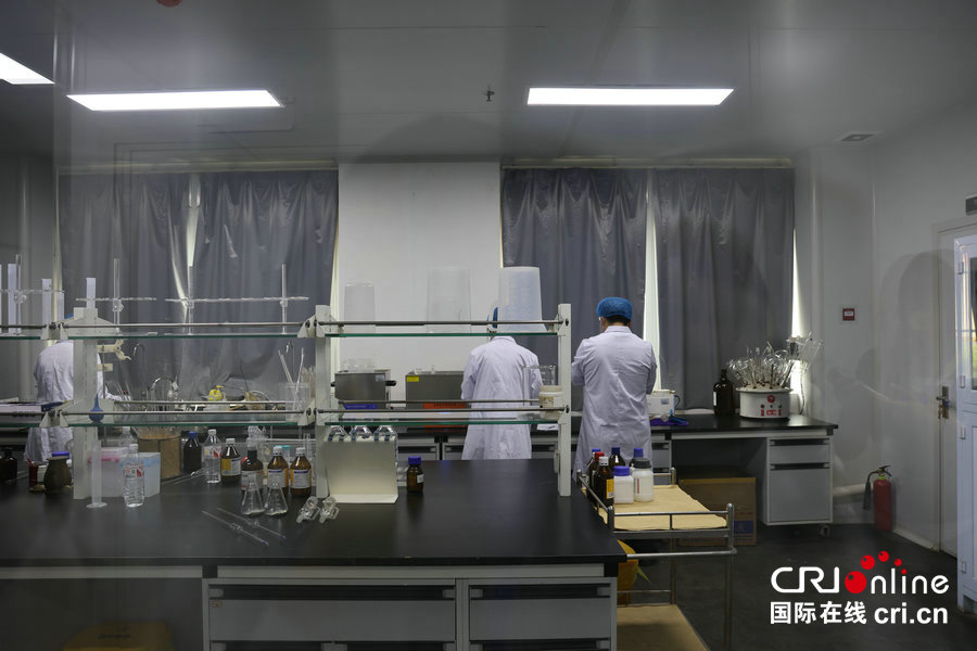 【行走都市圈·聚焦出彩中原】许昌禹州：一药一瓷讲好产业故事_fororder_河南华夏药材有限公司科研人员在进行实验.JPG
