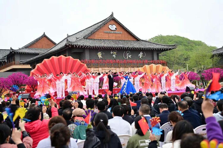 ​东方唱响时代强音 ——“中国文联文艺志愿服务团走进吉林延边东方第一村文艺演出”侧记