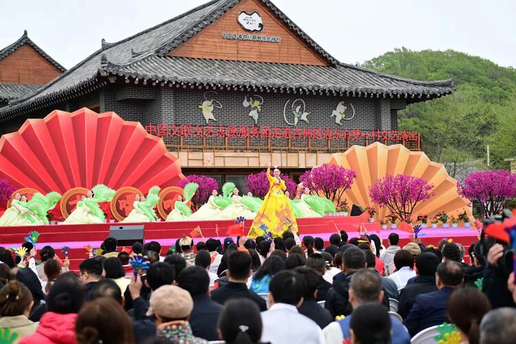 ​东方唱响时代强音 ——“中国文联文艺志愿服务团走进吉林延边东方第一村文艺演出”侧记