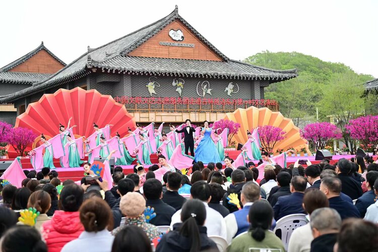 ​东方唱响时代强音 ——“中国文联文艺志愿服务团走进吉林延边东方第一村文艺演出”侧记