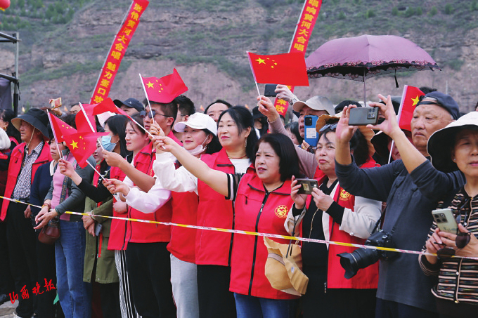 纪念《黄河大合唱》首演85周年 在黄河壶口瀑布听“五洲同声唱黄河”_fororder_9d1d2623c6e70609582f7b681b8694ed